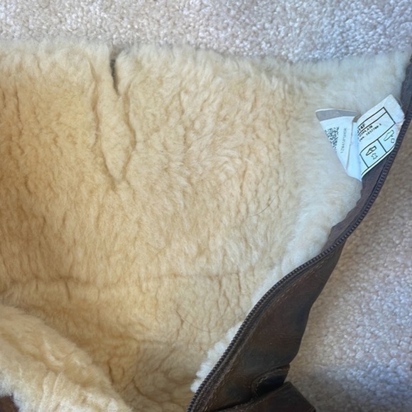 UGG AUSTRALIA KENSINGTON BROWN SHEEPSKIN LEATHER SIDE ZIP BUCKLE BOOTS, SIZE 5. - Picture 7 of 10